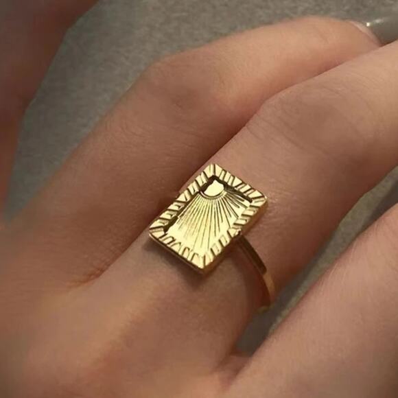 NEW 18K yellow gold plated rectangle sunburst carved ring jewelry size 6 B26A - Picture 3 of 4